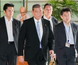 　首相官邸に入る石破首相＝１１日午前