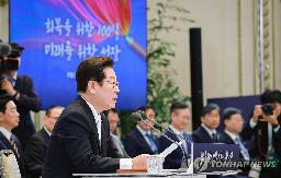 　韓国大統領府で記者会見する李在明大統領＝１１日、ソウル（聯合＝共同）