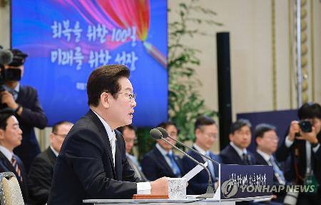 　韓国大統領府で記者会見する李在明大統領＝１１日、ソウル（聯合＝共同）