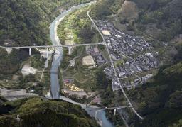 　川辺川ダム建設に伴う水没予定地周辺。集落は高台の代替地（右）に移転した＝２０２４年４月、熊本県五木村（共同通信社ヘリから）