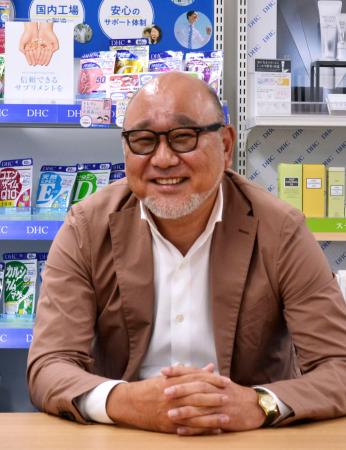 　取材に応じるＤＨＣの高谷成夫会長＝８月、東京都港区