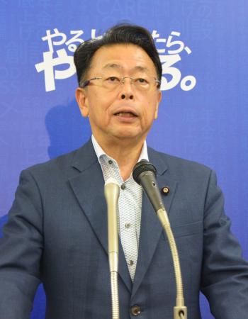 　記者会見する公明党の西田幹事長＝１１日午後、国会