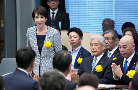 　国会内で開かれた会合に出席した自民党の高市前経済安保相（左）＝１１日午後