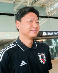 　取材に応じるサッカーのＵ―２２日本代表の大岩剛監督＝１１日、羽田空港