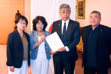 　岩屋外相（中央右）に要望書を手渡す人道外交議員連盟の阿部知子事務局長（同左）＝１１日午後、外務省