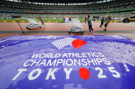 　陸上世界選手権の開幕を控え準備が進む東京・国立競技場＝１１日