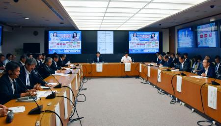 　万博期間中の交通混雑抑制策を協議する関係機関の会議＝１１日午後、大阪市役所