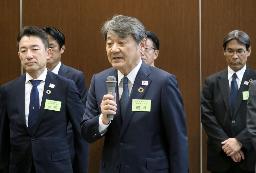 　記者団の取材に応じ、内部資料持ち出し問題について陳謝する日本生命保険の朝日智司社長（中央）＝７月、東京都千代田区