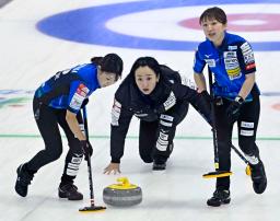 　１次リーグのＳＣ軽井沢ク戦でショットを放つロコ・ソラーレの藤沢（中央）。左は吉田夕、右は鈴木＝稚内市みどりスポーツパーク