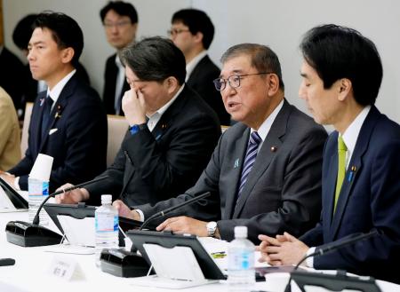 　ＡＩ戦略本部の初会合であいさつする石破首相（右から２人目）＝１２日午前、首相官邸