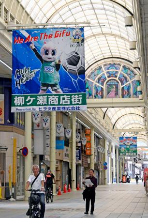 　撤去の方針が決定した柳ケ瀬商店街北側のアーケード＝１２日午後、岐阜市