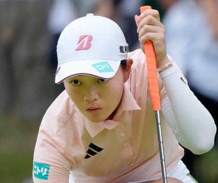 　第２日、９番でラインを読む佐藤心結。通算１０アンダーで暫定首位＝大洗ＧＣ