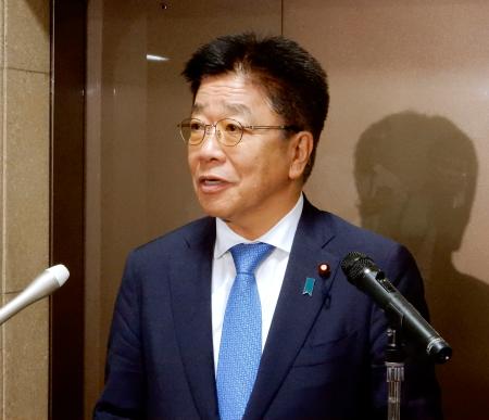 　オンライン形式のＧ７財務相会合後、取材に応じる加藤財務相＝１２日夜、財務省