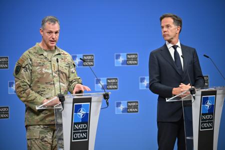 　記者会見するＮＡＴＯのルッテ事務総長（右）とグリンコウィッチ欧州連合軍最高司令官＝１２日、ブリュッセル（ゲッティ＝共同）