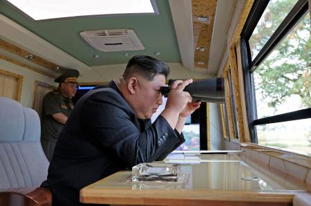 　１１、１２両日、国防科学院の研究所を視察した北朝鮮の金正恩朝鮮労働党総書記（朝鮮中央通信＝共同）