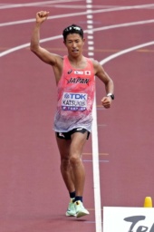 　陸上の第２０回世界選手権東京大会の男子３５キロ競歩で、ガッツポーズしながらゴールに向かう勝木隼人。銅メダルを獲得した＝１３日、東京・国立競技場