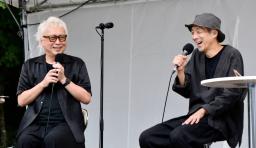 　西田敏行さんをしのぶイベントで対談する宮藤官九郎さん（右）と箭内道彦さん＝１３日午後、福島県郡山市