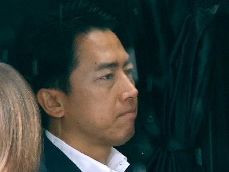 　地元の支援者との会合を終えた小泉農相＝１３日午前、神奈川県横須賀市
