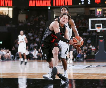 　Ｇリーグ選抜戦で攻め込むＡ東京のテーブス＝トヨタアリーナ東京（（Ｃ）Ｂ．ＬＥＡＧＵＥ）