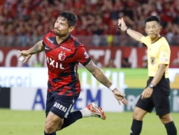 　鹿島―湘南　後半、チーム３点目のゴールを決め、駆け出す鹿島・レオセアラ＝メルスタ