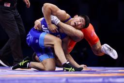 　レスリングの世界選手権男子フリースタイル８６キロ級の準決勝でフランス選手と対戦する石黒隼士＝１３日、ザグレブ（ゲッティ＝共同）