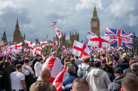 　１３日、ロンドン中心部の橋を渡る反移民のデモの参加者たち（ゲッティ＝共同）