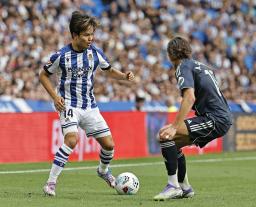 　レアル・マドリード戦の後半、攻め込むレアル・ソシエダードの久保（左）＝サンセバスチャン（共同）