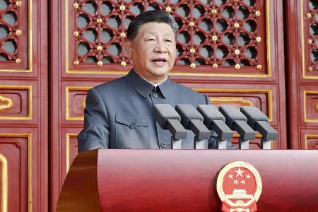 演説する中国の習近平国家主席＝３日、北京の天安門（新華社＝共同）