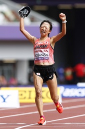 　女子マラソン　７位でゴールする小林香菜＝国立競技場