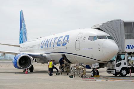 　運輸安全委員会による調査が始まった米ユナイテッド航空機＝１４日午前、関西空港