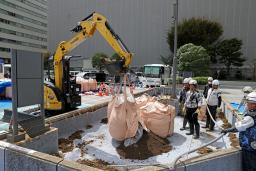 　経産省の花壇に入れられる東京電力福島第１原発事故の除染土＝１４日午前