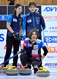 　ＳＣ軽井沢クとの決勝第２戦、指示を出すフォルティウスの吉村（手前）＝稚内市みどりスポーツパーク