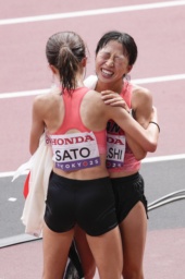 　女子マラソン　レース後、佐藤早也伽（手前）と健闘をたたえ合う小林香菜＝国立競技場