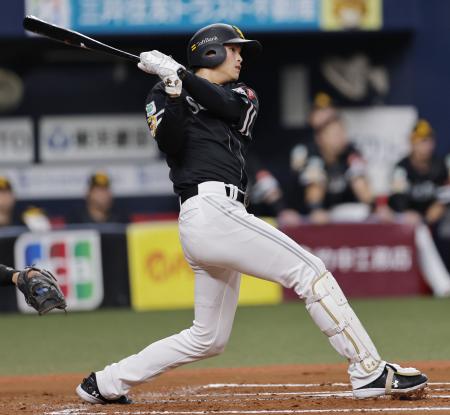 　６回ソフトバンク１死一、三塁、代打笹川が右前に同点打を放つ＝京セラドーム