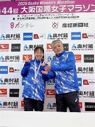 　女子マラソンの小林香菜（左）と大塚製薬の河野匡監督＝１月、大阪市