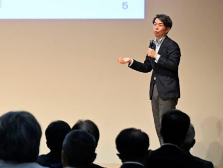 　不登校への取り組みを紹介する、文科省生徒指導室の上久保秀樹室長補佐＝１４日午前、宇都宮市