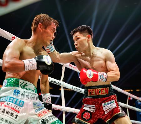 　２回、高田勇仁（左）を攻める松本流星＝ＩＧアリーナ
