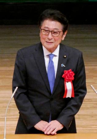 　福岡県筑後市で開かれた会合で発言する自民党の松山政司参院議員会長＝１４日午後