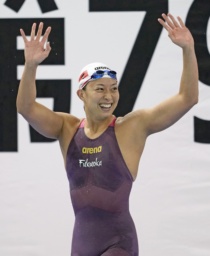 　成年女子１００メートル平泳ぎを大会新で制し、歓声に応える福岡・鈴木聡美＝インフロニア草津アクアティクスセンター