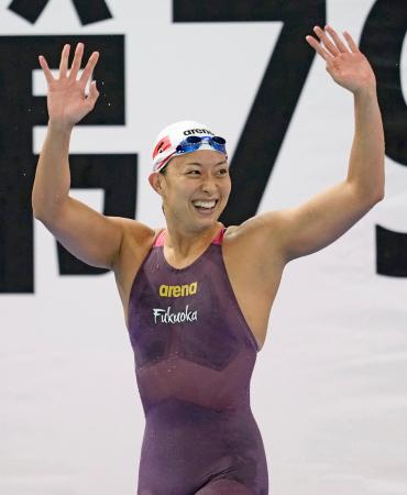 　成年女子１００メートル平泳ぎを大会新で制し、歓声に応える福岡・鈴木聡美＝インフロニア草津アクアティクスセンター