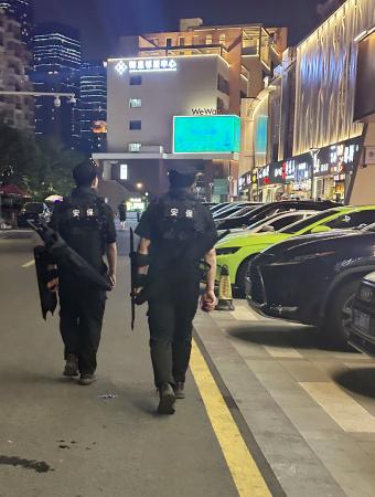 　日本人と中国人がトラブルになったとみられる場所の周辺を警戒する警備員＝１３日、中国江蘇省蘇州（共同）