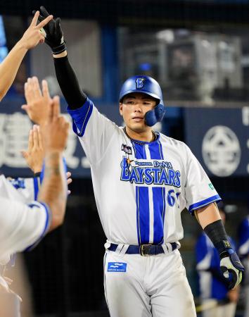 　６回、本塁打を放ち迎えられるＤｅＮＡ・蝦名＝横浜