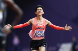 　男子マラソン　ゴールに向かう近藤亮太＝国立競技場