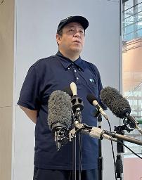　関西空港で取材に応じる運輸安全委員会の高橋充航空事故調査官＝１５日午前