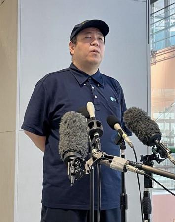 　関西空港で取材に応じる運輸安全委員会の高橋充航空事故調査官＝１５日午前