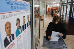 　１４日、州知事選が行われたロシア・イルクーツク州の投票所（タス＝共同）