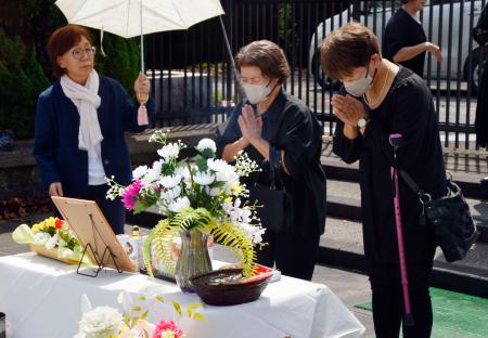　作業員６７人が犠牲となった炭鉱事故の慰霊祭で、献花台に手を合わせる遺族ら＝１５日午後、福岡県川崎町