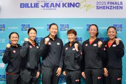 　記者会見後にポーズをとる女子テニス日本代表の（左から）青山修子、日比野菜緒、内島萌夏、杉山愛監督、柴原瑛菜、穂積絵莉＝１５日、中国・深セン（共同）