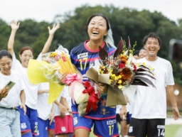 　引退試合を終え、仲間にねぎらわれ笑顔を見せる永里優季さん＝１５日、神奈川県厚木市