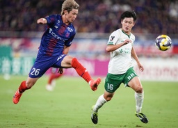 　ＦＣ東京―東京Ｖ　後半、先制ゴールを決めるＦＣ東京・長倉（左）＝味スタ